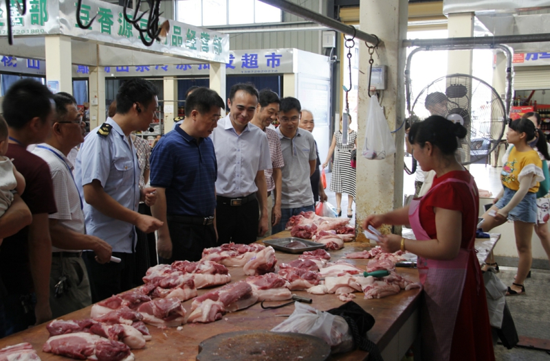 檢查組在城區(qū)城南市場(chǎng)檢查肉類(lèi)檢驗(yàn)檢疫情況.jpg